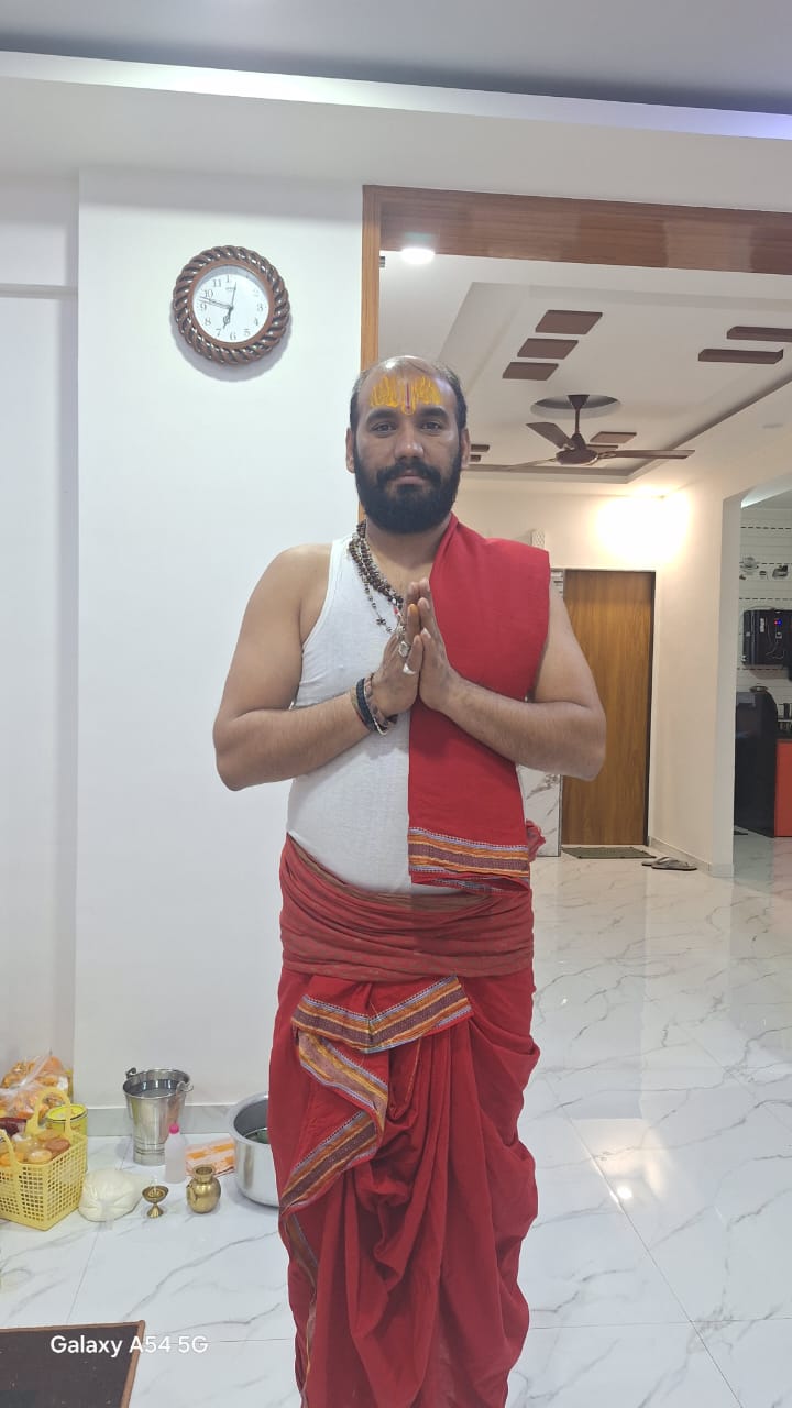 Pandit Anand Shastri, Trimbakeshwar puja acharya, standing in namaste pose